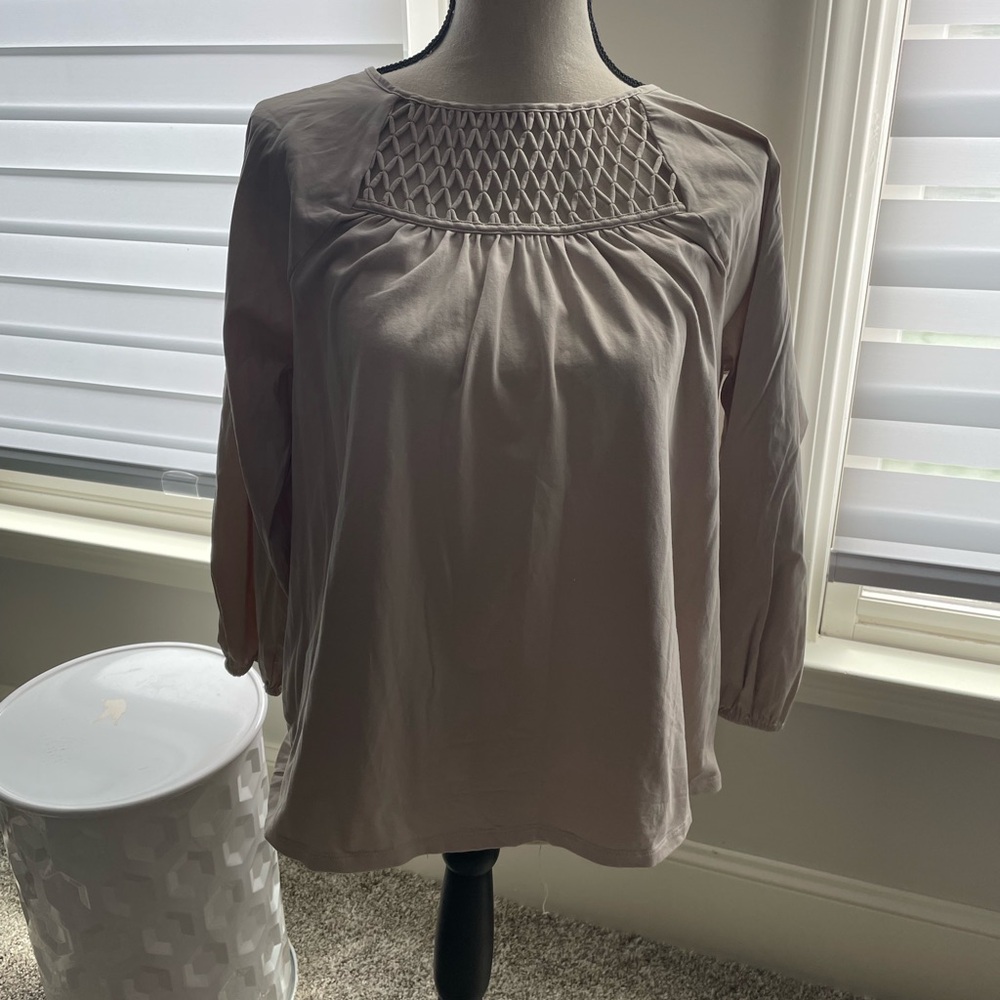 Chicos Woman’s Blouse is nwot in SZ 2/USL